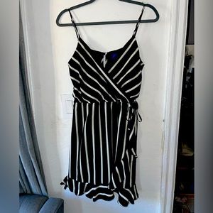 Striped black and white spaghetti strap perfect summer dress w/ short size Small